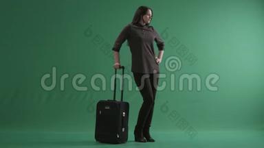 带着手提箱的年轻女子在等待她的航班